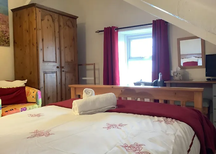 Haelarcher Farmhouse And Helicopter B&B