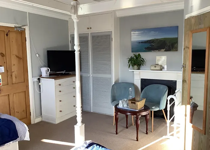 Haelarcher Farmhouse And Helicopter B&B
