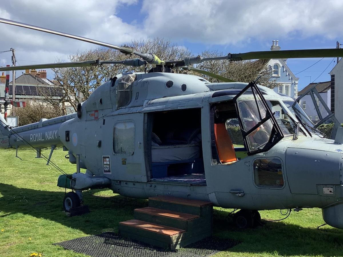 Haelarcher And Helicopter Couette-café